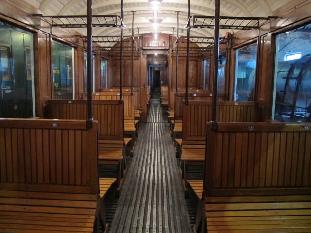 Wagen der Pre&szlig;burgerbahn in der Halle II