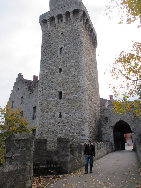 Florian beim Bergfried des Rothschildschlosses