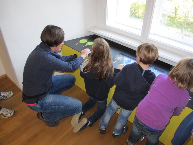 Kerstin, Anja-Liv, Tim und Katja-Lin im 5e-Museum