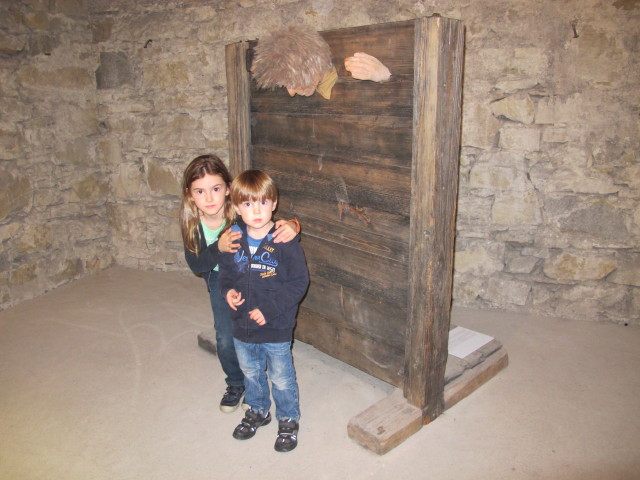 Anja-Liv und Tim im Bergfried des Rothschildschlosses