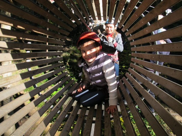 Daria und Diana im Parcours 'Schwarzspecht' im Kletterwald Buchenberg