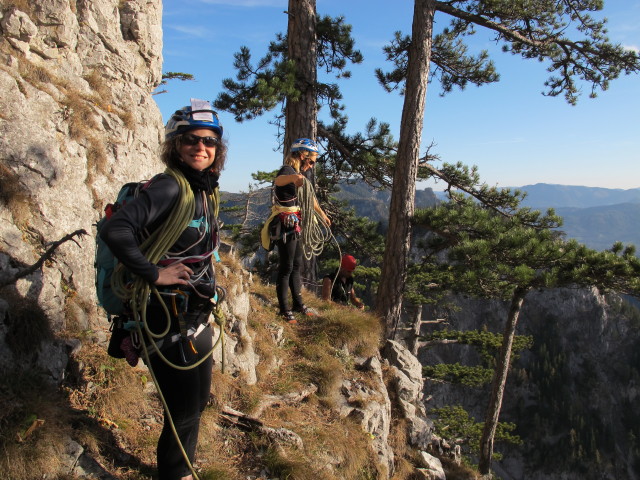 'Brunnerweg': Irene, Christiane und Dieter am Stand nach der 11. Seill&auml;nge