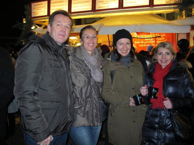 Erich, ?, Agata und Adriana am Adventmarkt vor der Karlskirche