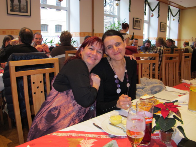 Eva und Katja im Gasthaus M&ouml;slinger