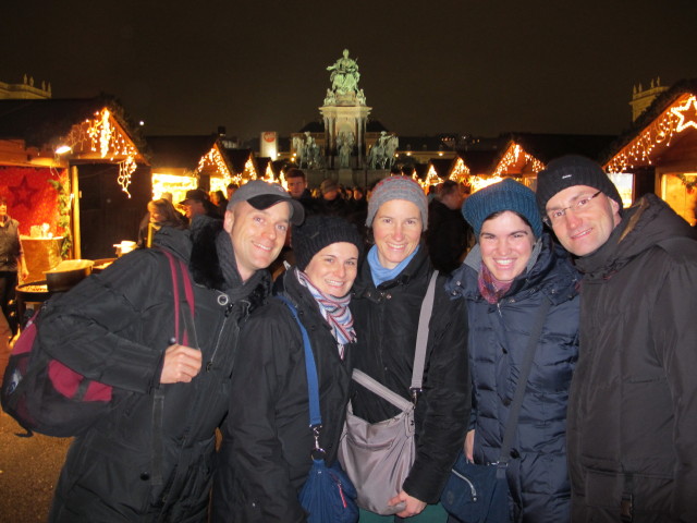 Florian, Katrin, Sonja, Kerstin und Stefan im Weihnachtsdorf