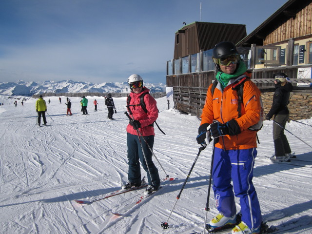 Elisabeth und ? bei der Bergstation der Steinbergkogelbahn, 1.973 m (17. J&auml;n.)