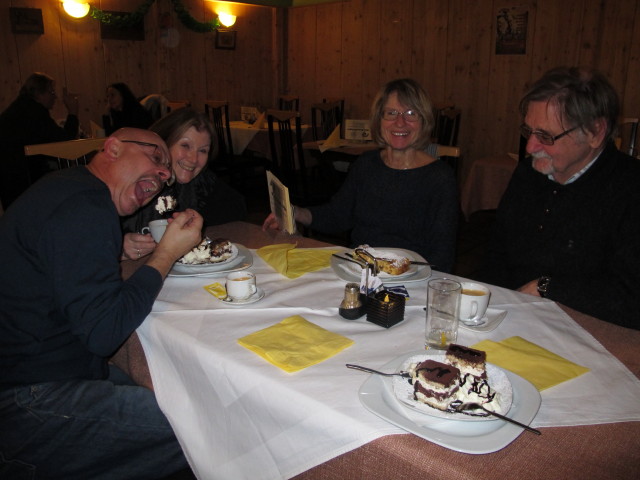 Roberto, Annamarie, Mama und Papa im 'Zum Weinbei&szlig;er' (6. Feb.)