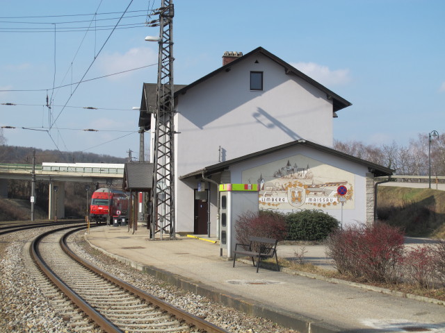 REX 2104 bei der Ausfahrt aus dem Bahnhof Limberg-Maissau, 281 m