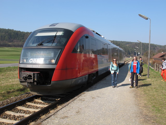 Diana und Carmen im Bahnhof Glei&szlig;enfeld, 360 m
