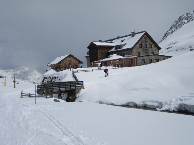 Gudrun bei der Franz-Senn-H&uuml;tte, 2.149 m (16. Apr.)