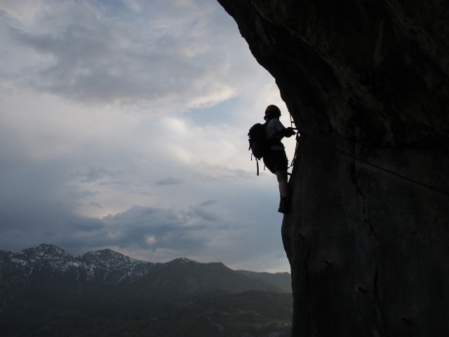 H&ouml;henweg-Klettersteig: Hannelore in der Einstiegsquerung