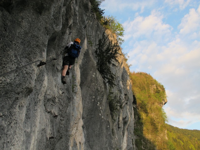 H&ouml;henweg-Klettersteig: Hannelore in der Querung