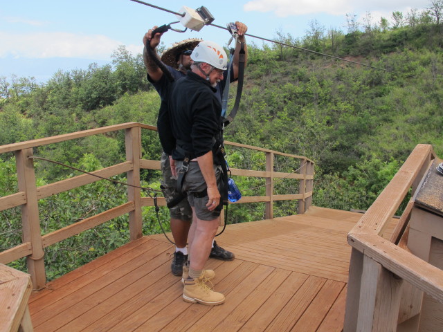 Papa am Ende von Line # 4 des Ka'anapali Zipline Adventure (19. Mai)
