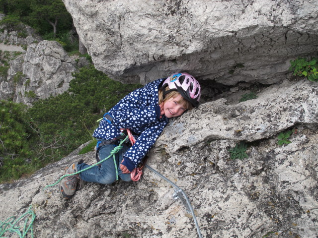 Katja-Lin in der Scharte nach dem luftigen Quergang