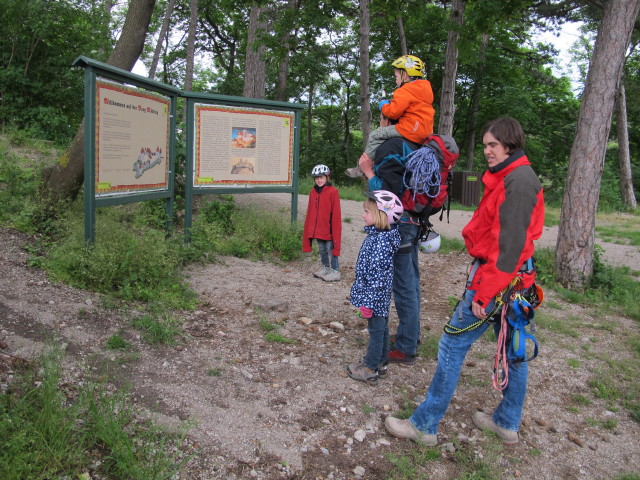 Anja-Liv, Katja-Lin, Stefan, Tim und Kerstin bei der Burg M&ouml;dling