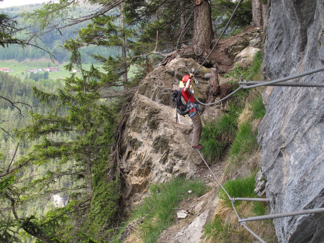 Peter Kofler-Klettersteig: Carmen auf der Seilbrücke im zweiten Teil