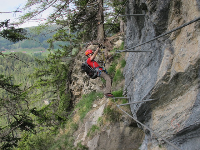 Peter Kofler-Klettersteig: Carmen auf der Seilbr&uuml;cke im zweiten Teil