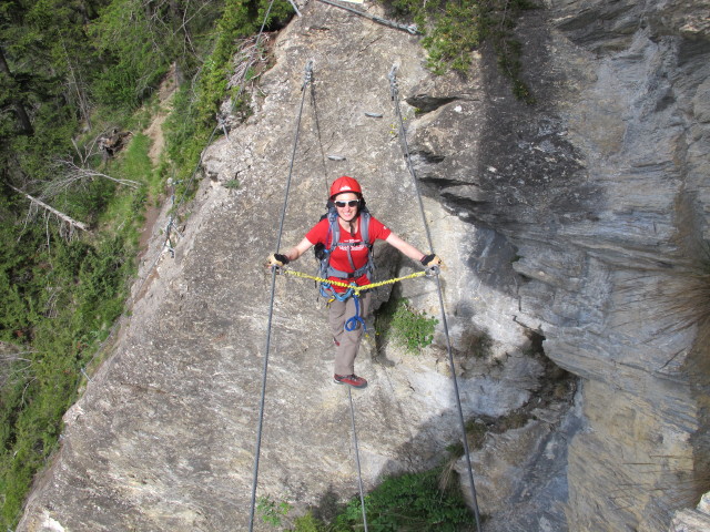 Peter Kofler-Klettersteig: Carmen auf der Seilbr&uuml;cke im dritten Teil