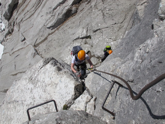 Bert-Rinesch-Klettersteig: Hannelore und Sabrina in der 1. steilen und langen Wandstufe (7. Juni)
