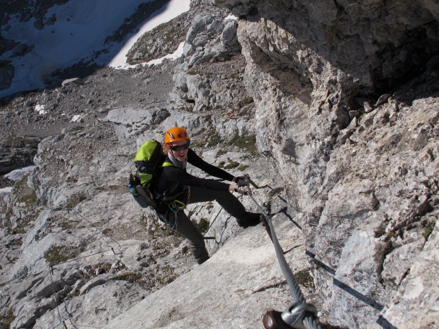 Tassilo-Klettersteig: Sabrina zwischen Einstieg und Almtaler K&ouml;pfl (8. Juni)
