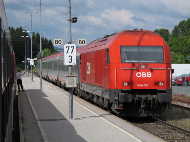 2016 028 mit REX 2710 im Bahnhof Friedberg, 551 m