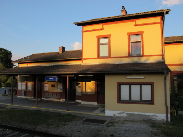Bahnhof Pitten, 325 m