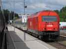 2016 028 mit REX 2710 im Bahnhof Friedberg, 551 m