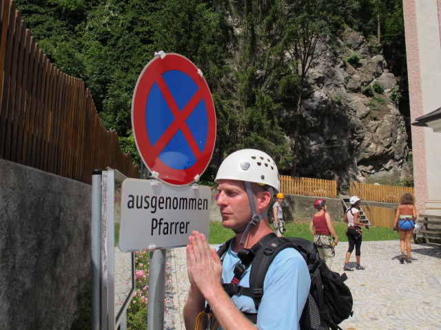 Daniel, Hannelore, Edith, Jasmin und Irmgard bei der Pfarrkirche Oberdrauburg (6. Juli)