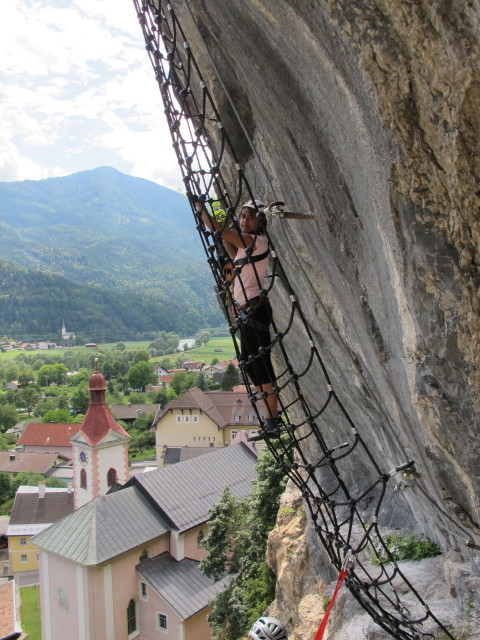 Burgforst-Klettersteig: Jasmin im Kletternetz (6. Juli)