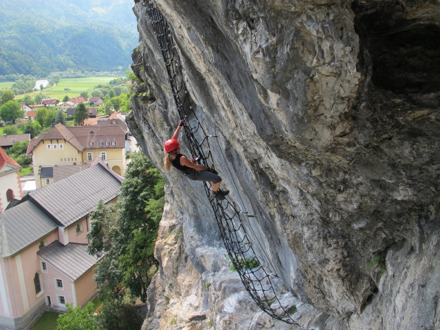 Burgforst-Klettersteig: Doris im Kletternetz (6. Juli)