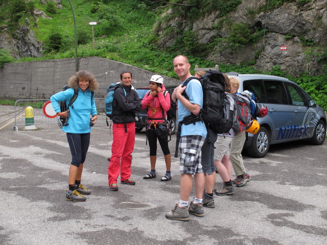Irmgard, Dominika, Jasmin, Daniel, Doris, Hannelore und Edith am Pl&ouml;ckenpass, 1.357 m