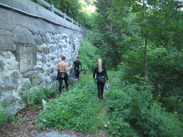 Christoph, Miriam und Evelyn neben der Pl&ouml;ckenpass-Stra&szlig;e