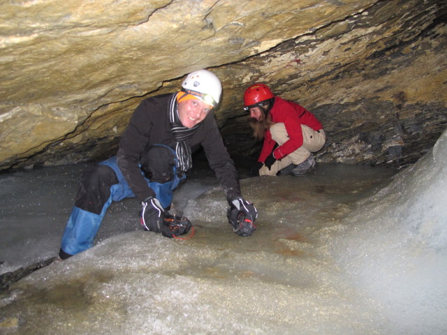 Daniel und Doris in der Obstanser Eish&ouml;hle
