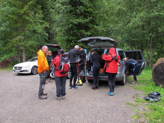 Erich, Angelika, Ulrike, Josef, Wolfgang, Sonja, Cathrin und Edith am Parkplatz