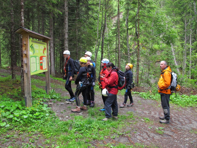 Josef, Angelika, Wolfgang, sonja, Cathrin, Ulrike, Edith und Erich bei der Infotafel