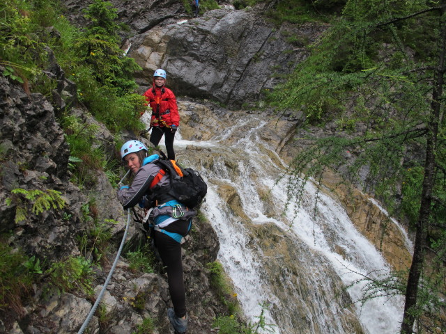 Millnatzenklamm-Klettersteig: Helga und Cathrin im Sektor 1