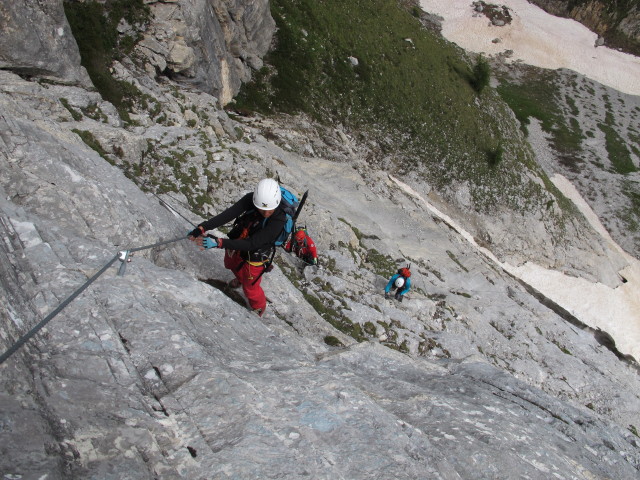 Gro&szlig;e Kinigat-Klettersteig: Dominika, Erwin und Wolfgang am Elfenbeinpfeiler