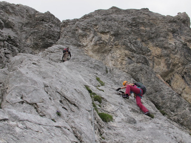 Gro&szlig;e Kinigat-Klettersteig: Evelyn und Miriam am Elfenbeinpfeiler