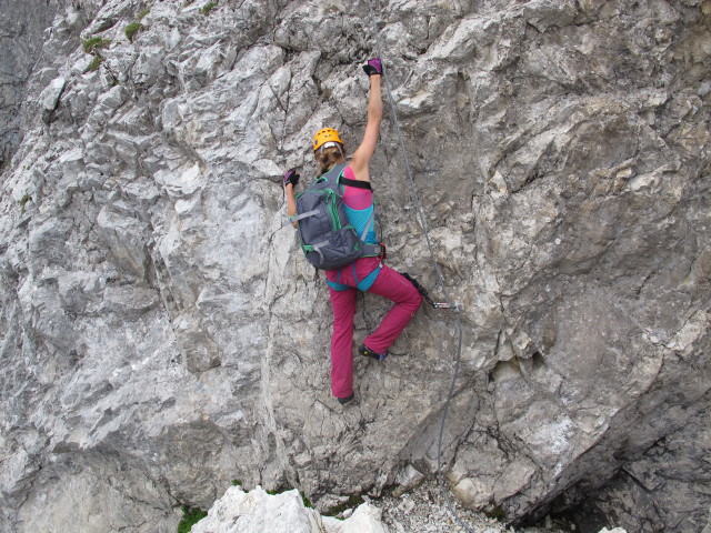 Gro&szlig;e Kinigat-Klettersteig: Miriam beim Kartitscher K&ouml;pfl