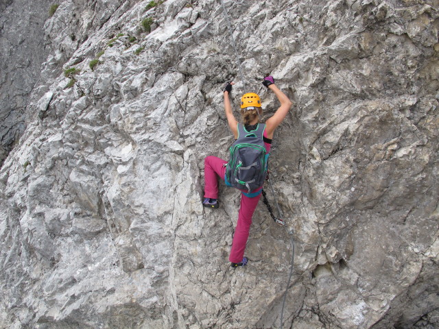 Gro&szlig;e Kinigat-Klettersteig: Miriam beim Kartitscher K&ouml;pfl