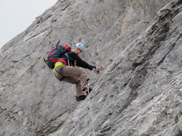 Gro&szlig;e Kinigat-Klettersteig: Evelyn zwischen Kartitscher K&ouml;pfl und Silberplatte