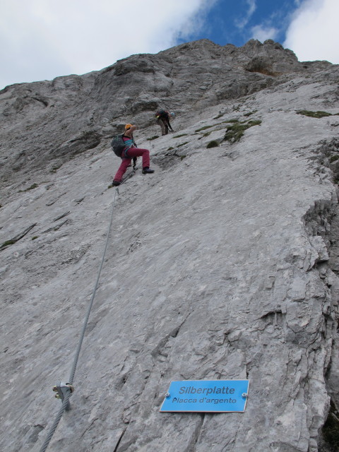 Gro&szlig;e Kinigat-Klettersteig: Miriam und Evelyn auf der Silberplatte