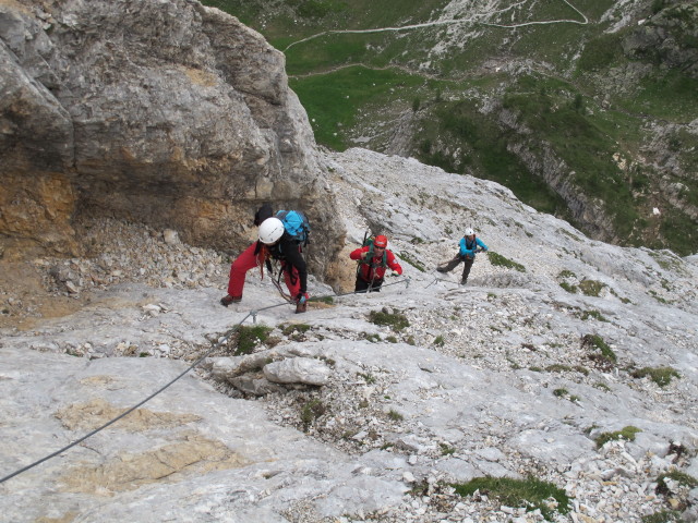 Gro&szlig;e Kinigat-Klettersteig: Dominika, Erwin und Wolfgang in der Roten Rinne