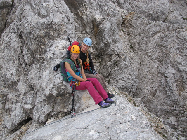 Gro&szlig;e Kinigat-Klettersteig: Miriam und Evelyn zwischen Roter Rinne und Ausstieg