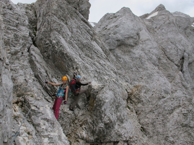 Gro&szlig;e Kinigat-Klettersteig: Miriam und Evelyn zwischen Roter Rinne und Ausstieg