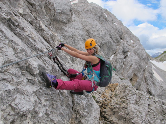 Gro&szlig;e Kinigat-Klettersteig: Miriam zwischen Roter Rinne und Ausstieg