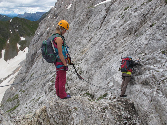 Gro&szlig;e Kinigat-Klettersteig: Miriam und Evelyn zwischen Roter Rinne und Ausstieg