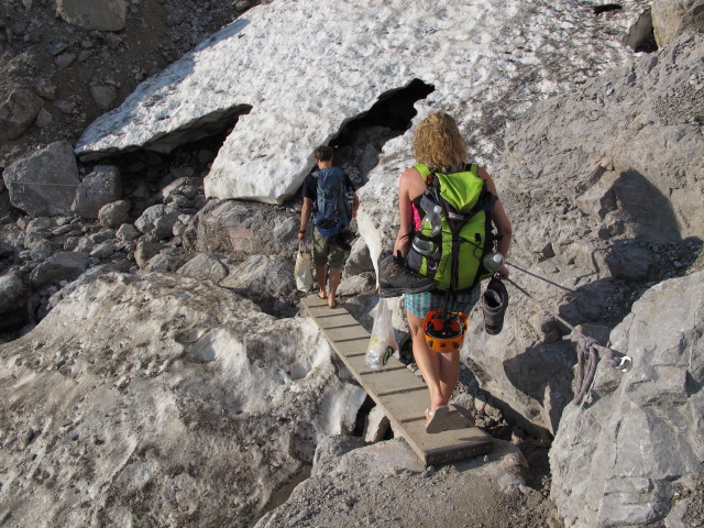 Christian und Sabrina auf Weg 615 zwischen Talstation der Dachstein-Seilbahn und der Dachstein-S&uuml;dwandh&uuml;tte (18. Juli)