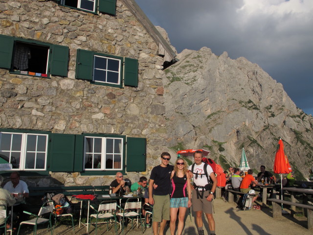 Christian, Sabrina und ich bei der Dachstein-S&uuml;dwandh&uuml;tte, 1.871 m (18. Juli)