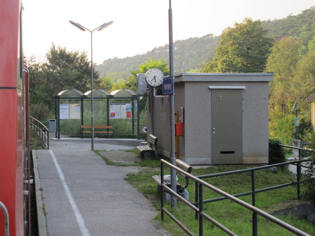 Haltestelle Hirtenberg, 287 m